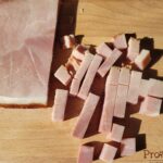 Ham in blokjes snijden