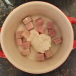 doe de helft van de hamblokjes in de ramekin