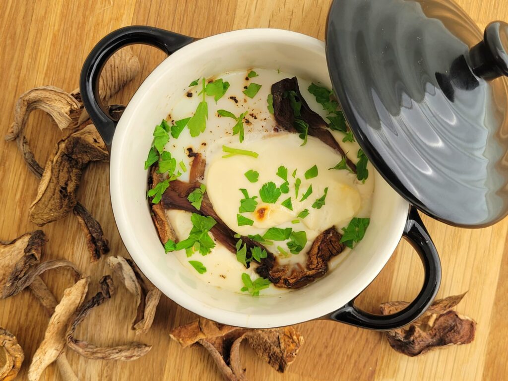 Oeuf en cocotte met porcini en platte peterselie