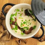 Oeuf en cocotte met porcini en platte peterselie