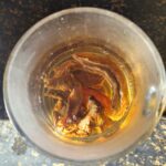 Porcini in een beker met kokend water