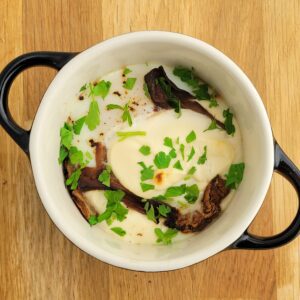 Oeuf en cocotte met porcini en platte peterselie
