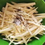 frietjes met peper en zout in een kom