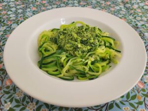 Courgette spaghetti met daslookpesto