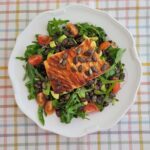 Zalm met avocado-rucola salade