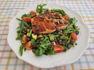 Zalm met avocado-rucola salade