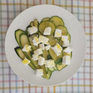 Gemarineerde courgette met Griekse kaas